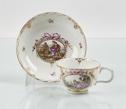 null LA HAYE
Tasse à thé et sa soucoupe en porcelaine à décor polychrome de couples...