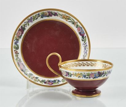 null SÈVRES
Tasse à thé et sa soucoupe en porcelaine à décor polychrome de guirlandes...