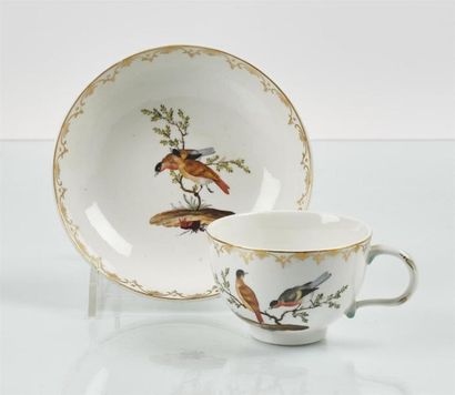 null LA HAYE
Tasse à thé et sa soucoupe en porcelaine à décor polychrome d'oiseaux...