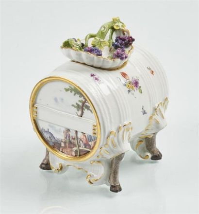 null MEISSEN
Tonneau couvert en porcelaine reposant sur quatre pieds de bouc et rinceaux...