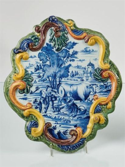 null DELFT
Plaque ovale en faïence de forme contournée à décor en camaïeu bleu d'une...