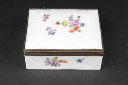 null MEISSEN
Tabatière rectangulaire couverte en porcelaine à décor polychrome de...