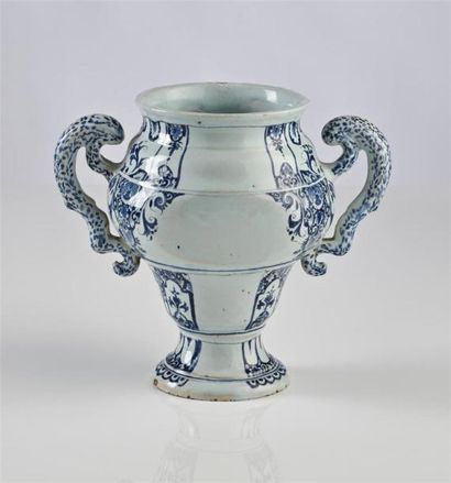null ROUEN
Vase à deux anses en faïence de forme balustre à décor en camaïeu bleu...