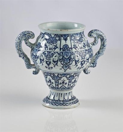 null ROUEN
Vase à deux anses en faïence de forme balustre à décor en camaïeu bleu...