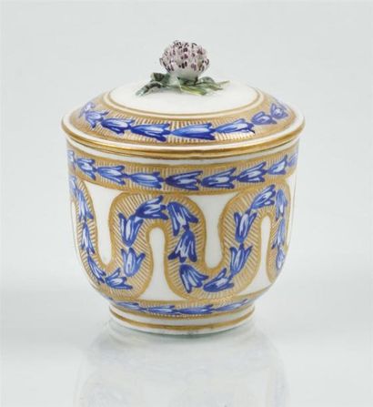 null SÈVRES
Pot à sucre Calabre couvert en porcelaine tendre à décor en bleu et or...