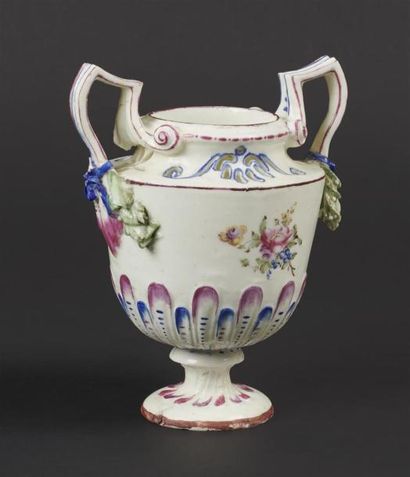 null SCEAUX
Vase pot-pourri en porcelaine tendre de forme balustre à godrons en relief...