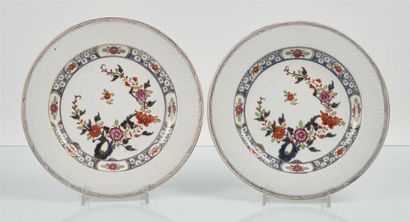 null VIENNE
Deux assiettes en porcelaine à décor en léger relief sur l'aile de fleurs...