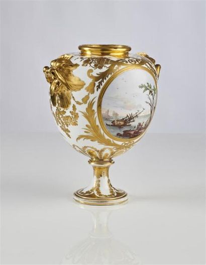 null SÈVRES
Vase à tête de morue en porcelaine dure de forme ovoïde sur piédouche...