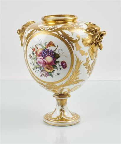 null SÈVRES
Vase à tête de morue en porcelaine dure de forme ovoïde sur piédouche...