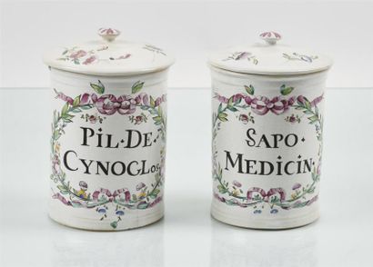 null SCEAUX
Deux pots de pharmacie cylindriques couverts en faïence à décor polychrome...