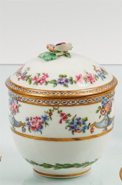 null SÈVRES
Pot à sucre Bouret couvert en porcelaine tendre à décor polychrome de...