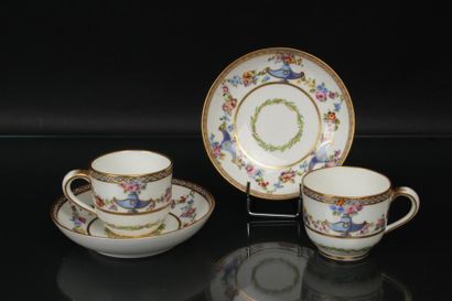 null SÈVRES
Deux gobelets Bouillard et leur soucoupe en porcelaine tendre à décor...