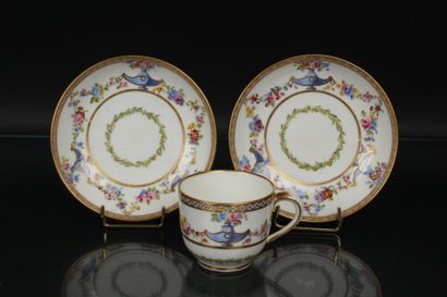 null SÈVRES
Un gobelet Bouillard et deux soucoupes en porcelaine tendre à décor polychrome...