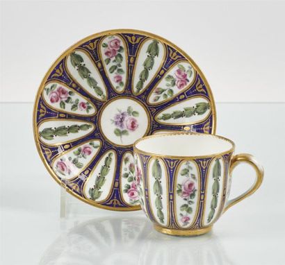 null SÈVRES
Gobelet Bouillard et sa soucoupe en porcelaine tendre à décor polychrome...