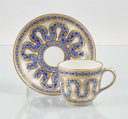 null SÈVRES
Gobelet Bouillard et sa soucoupe en porcelaine tendre à décor en bleu...