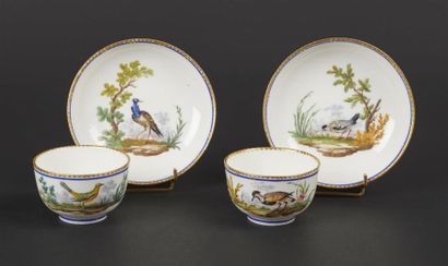 null SÈVRES
Deux bols à thé et leur soucoupe en porcelaine tendre à décor polychrome...