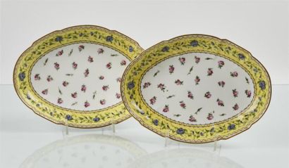 null SÈVRES
Deux compotiers ovales en porcelaine tendre à décor polychrome au centre...