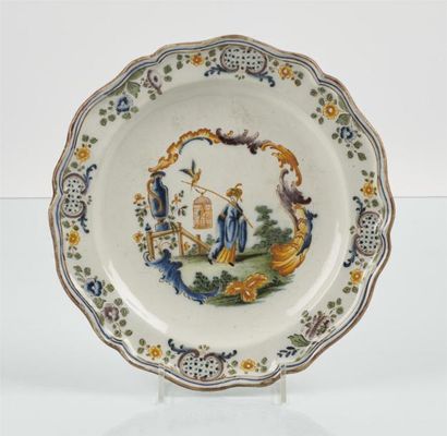 null TURIN
Assiette en faïence à décor polychrome au centre d'un Chinois tenant une...