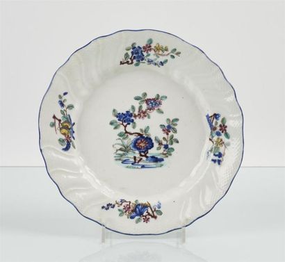 null TOURNAI
Assiette en porcelaine tendre à côtes torses et motifs de vannerie en...