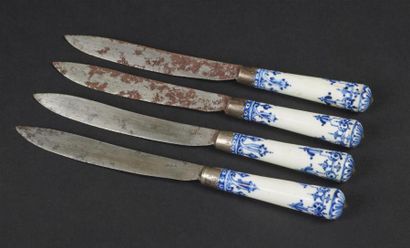 null SAINT-CLOUD
Quatre couteaux à manche en porcelaine tendre à décor en camaïeu...