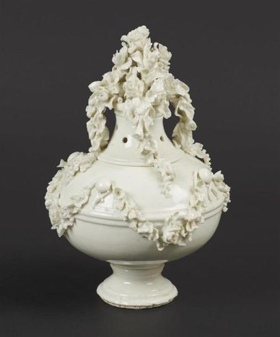null MENNECY ou SAINT-CLOUD
Vase pot-pourri couvert en porcelaine tendre émaillée...