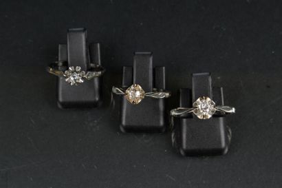null Ensemble de trois bagues en or gris 750°/oo chacune ornée d'un diamant rond...
