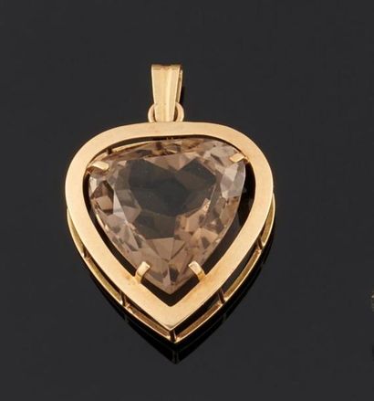 null Pendentif "coeur" en or jaune 585°/oo orné au centre d'un quartz brun également...