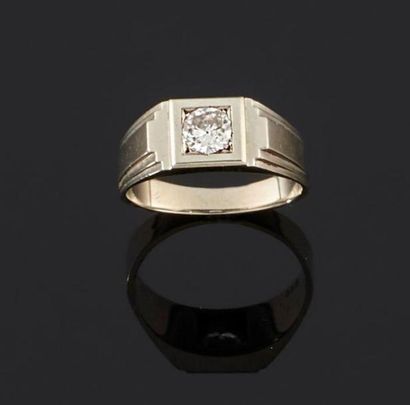 null Bague en or gris 750°/oo de forme géométrique ornée au centre d'un diamant de...
