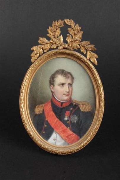 null Miniature ovale sur ivoire représentant Napoléon Empereur en uniforme de colonel...