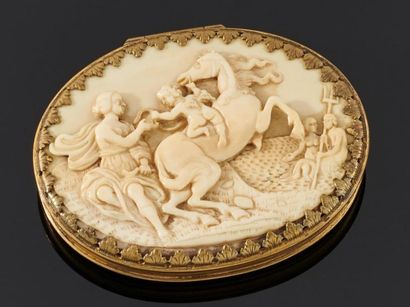 null Boîte ovale en ivoire, le couvercle à charnière décoré en bas-relief d'une scène...