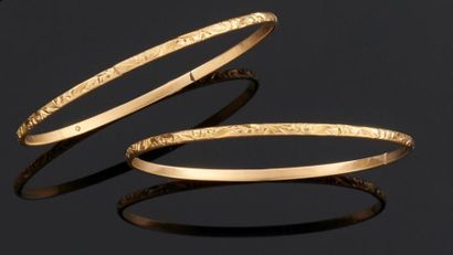null Deux bracelets rigides en or jaune 750°/oo gravés (sectionnés).
Poids brut :...