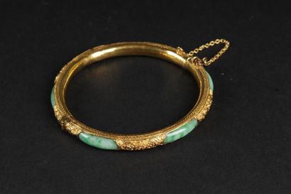 null Bracelet rigide ouvrant en or jaune 750°/oo gravé partiellement orné de jade.
(Bosses).
Diamètre...
