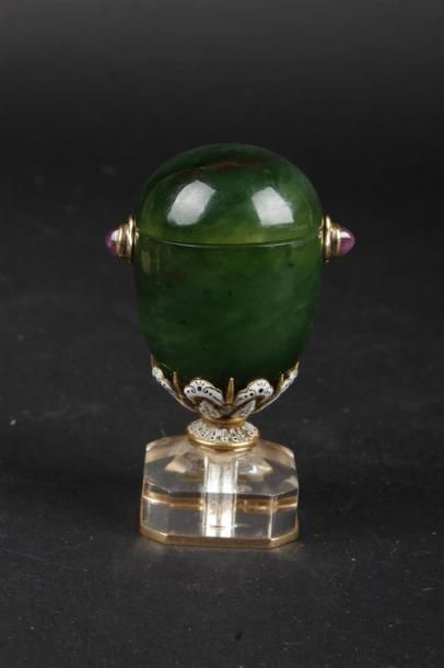 null Boîte ovoïde en jade néphrite soulignée de deux saphirs violets cabochon, la...