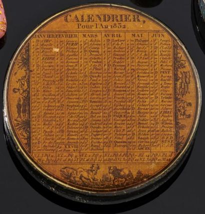 null Boîte ronde en carton bouilli, à décor de calendrier de l'an 1832.
XIXème siècle.
Diamètre...