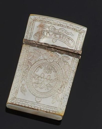 null Etui « souvenir d'amitié » en nacre gravé de trophées contenant un carnet de...