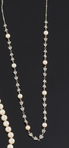 null Collier articulé en platine, les maillons ornés de perles de culture et motifs...