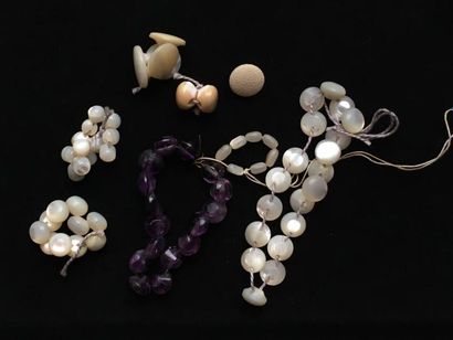 null Ensemble de bijoux comprenant colliers dont un en corail, bracelets, bague,...