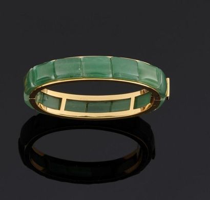 null Bracelet rigide ouvrant en or jaune 750°/oo appliqué de motifs en jade jadeïte.
(Accident...