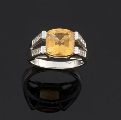 null Bague en or gris 750°/oo ornée au centre d'une citrine entre quatre lignes de...