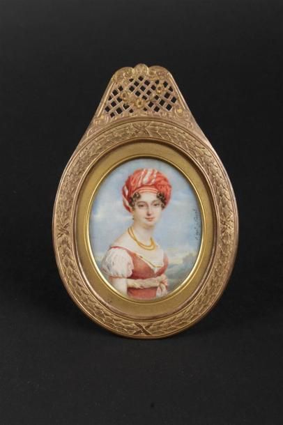 null Miniature ovale sur ivoire représentant une jeune femme coiffée d'un turban...