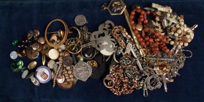 null LOT de bijoux fantaisie et autres certains en métal plaqué corail et divers...