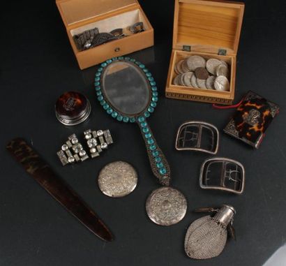 null LOT d'objets de vitrine et bijoux comprenant : face à main, objets en écaille,...