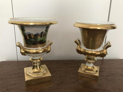 null PARIS - Deux vases de forme médicis en porcelaine. 
Fin du XIXe siècle. 
H....