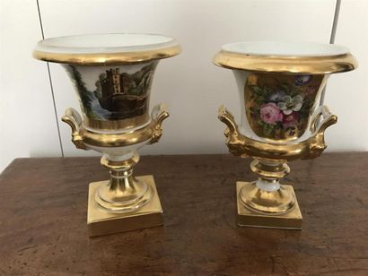 null PARIS - Deux vases de forme médicis en porcelaine. 
Fin du XIXe siècle. 
H....