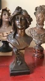 null Alfred-Jean FORETAY (1861-1944) 
Buste de jeune femme 
Epreuve en bronze à patine...