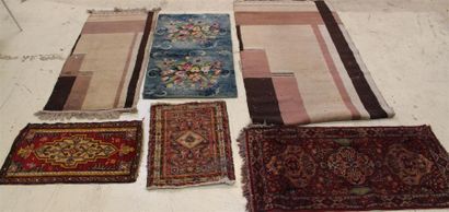 null LOT de six tapis dont une paire de petit tapis au point Art Nouveau style Da...