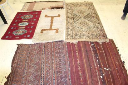 null LOT de cinq tapis 
Un Kilim 
Un point noué 
Un Malgache 
Un Merghoum 
Un Art...