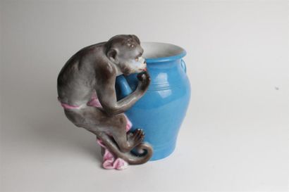 null MEISSEN, dans le goût 
Vase en porcelaine à anses de couleur bleu turquoise...