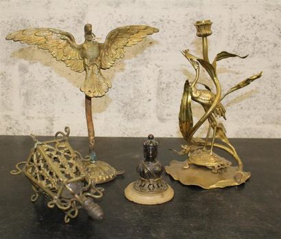 null LOT en bronze doré et laiton doré comprenant : lanterne, pied de lampe cigogne...