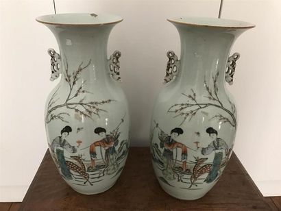 null CHINE - Paire de vases en porcelaine à décor polychrome de scènes animées de...